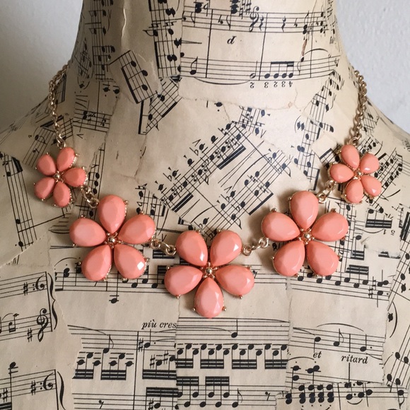 Forever 21 Jewelry - Forever 21 NWT Peach Flower Necklace